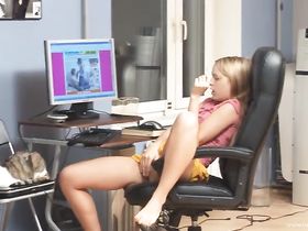 Поймал молодую подругу за просмотром порно и в наказание отодрал в анал